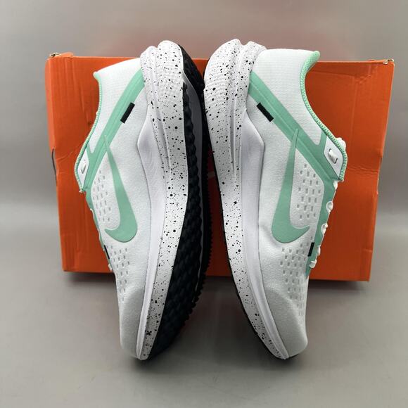 Nike Air Winflo 10 Running Shoes Women Size 9.5 White Green Comfort Low Sneakers - Picture 6 of 8